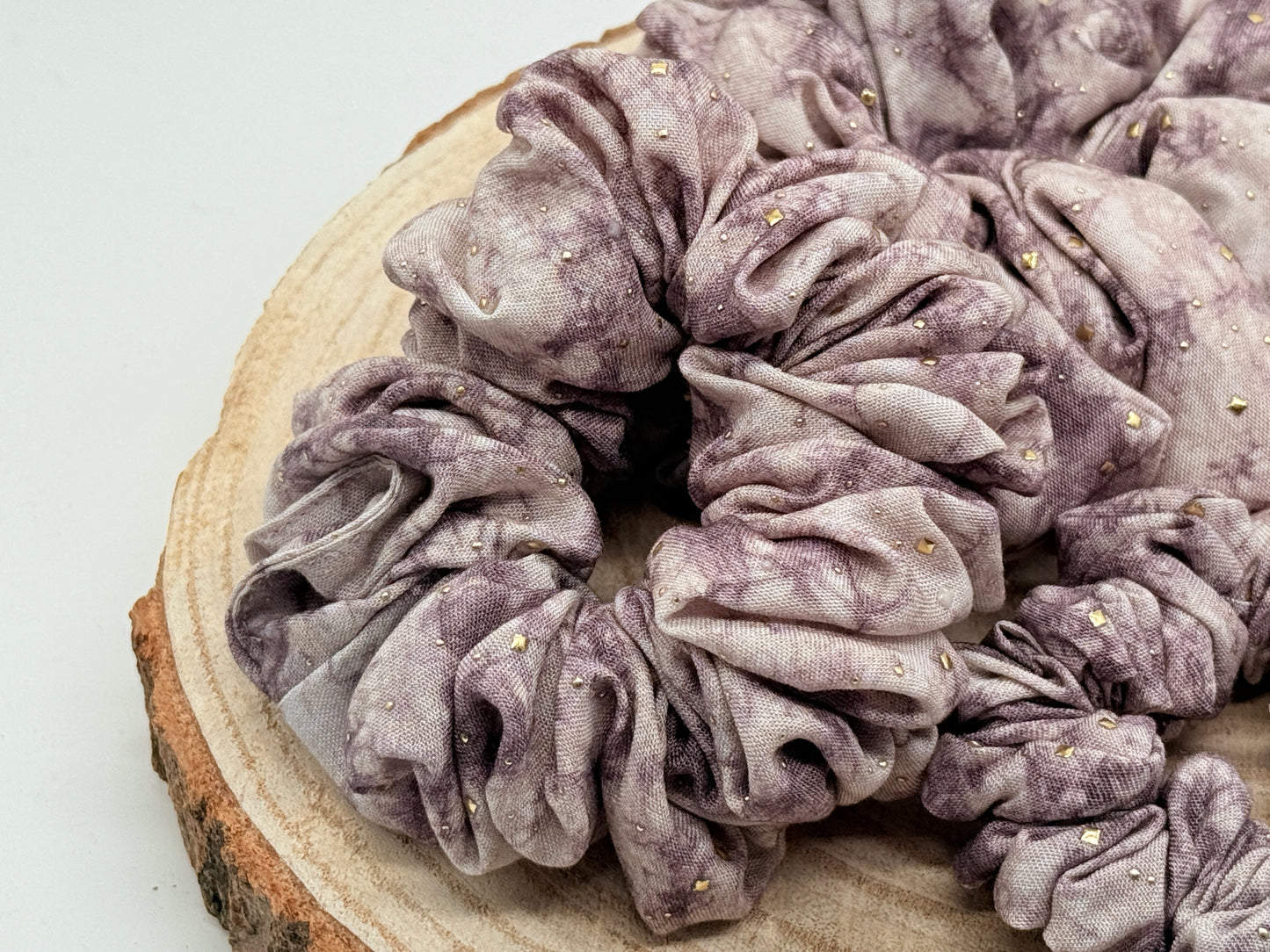 Viskose Scrunchie Haargummi braun batik mit Glitzer in vier Größen von XL bis XS
