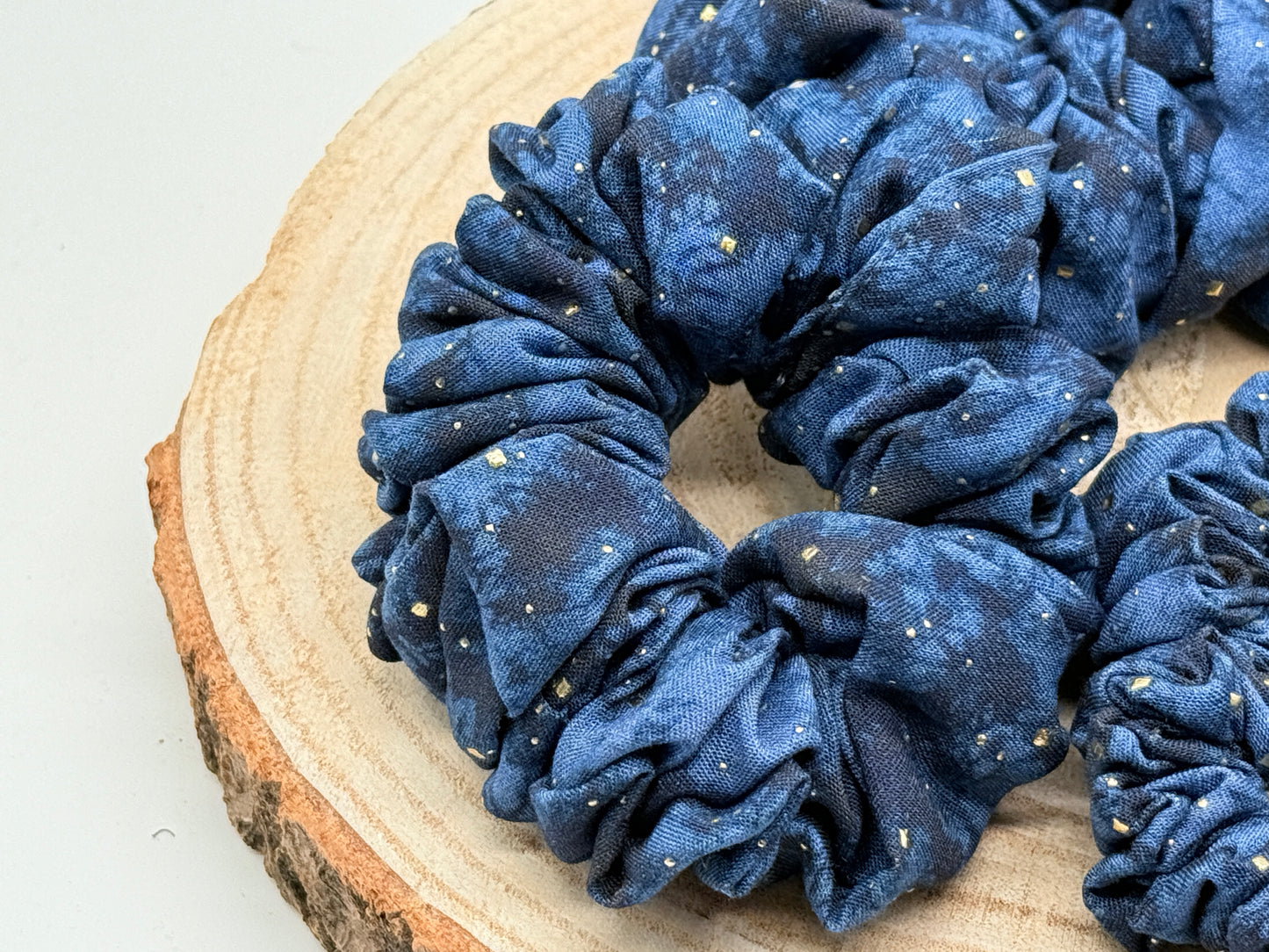 Viskose Scrunchie Haargummi blau batik mit Glitzer in vier Größen von XL bis XS