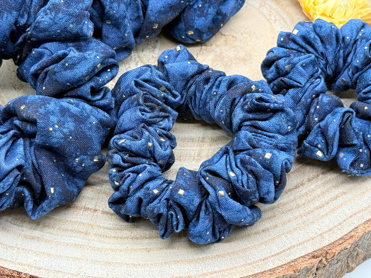 Viskose Scrunchie Haargummi blau batik mit Glitzer in vier Größen von XL bis XS