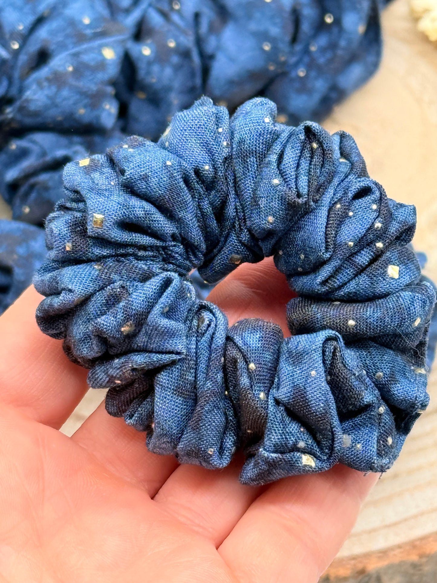 Viskose Scrunchie Haargummi blau batik mit Glitzer in vier Größen von XL bis XS