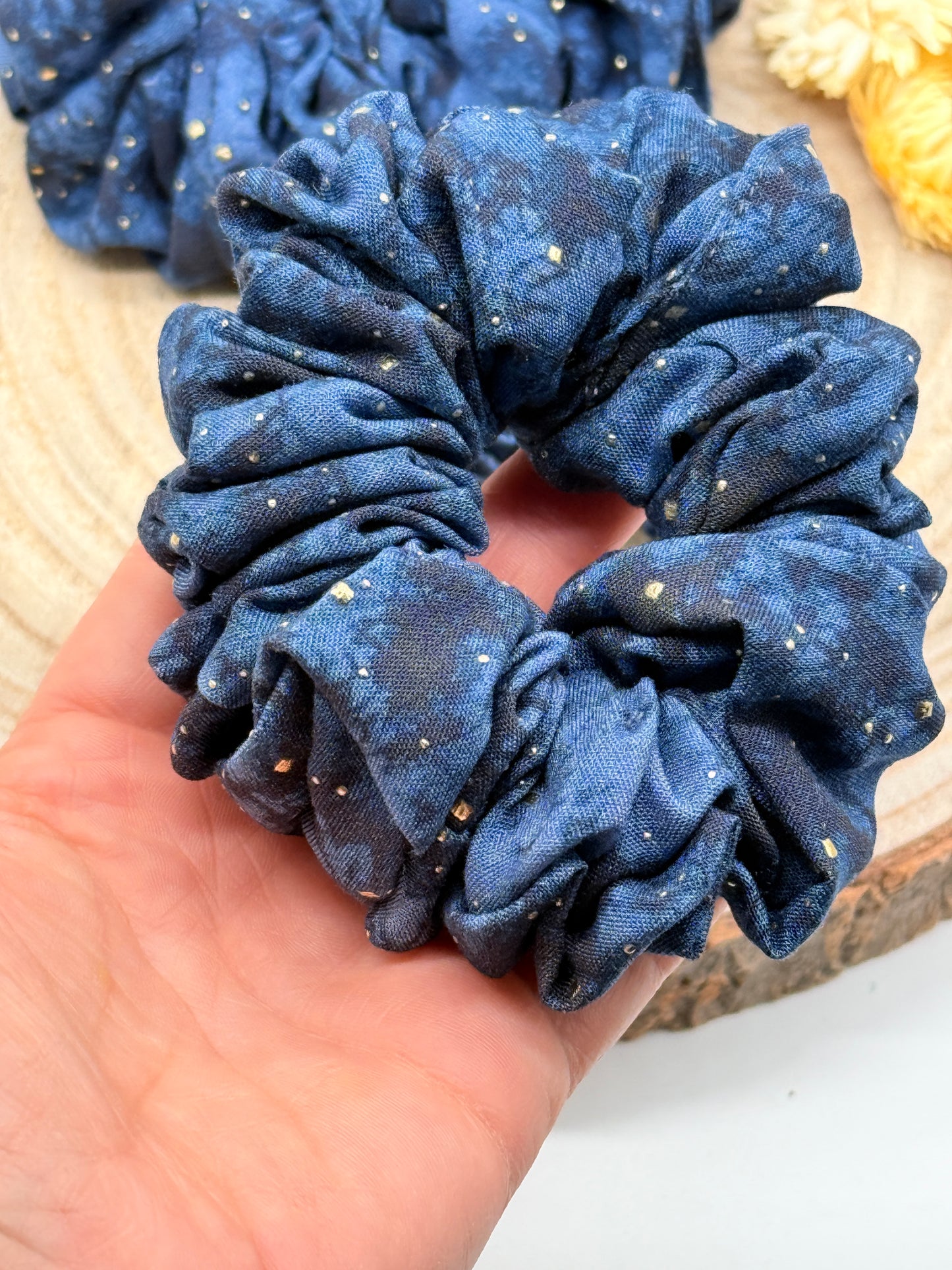 Viskose Scrunchie Haargummi blau batik mit Glitzer in vier Größen von XL bis XS