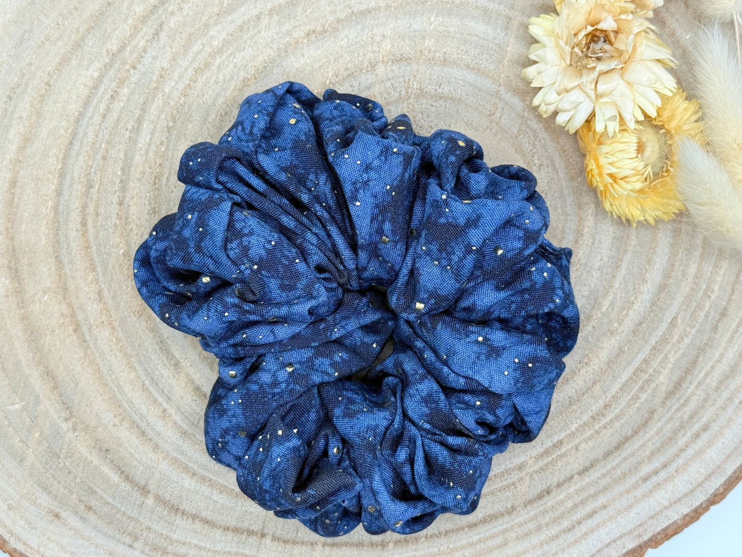Viskose Scrunchie Haargummi blau batik mit Glitzer in vier Größen von XL bis XS