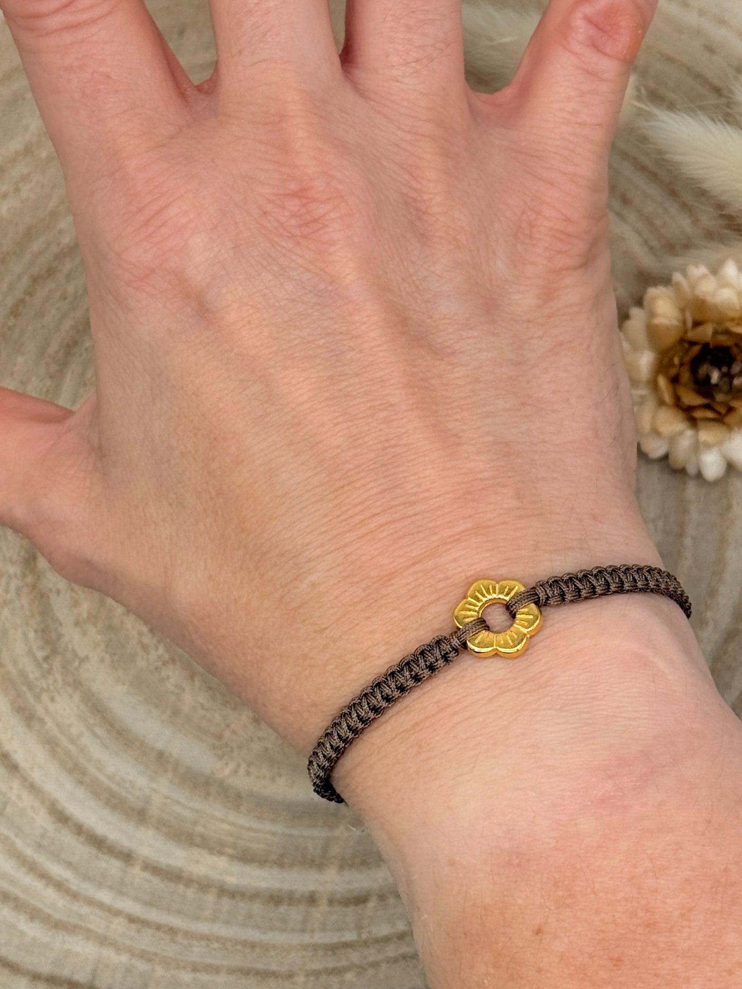 Makramee Armband Freundschaftsarmband kleine Blume Edelstahl vergoldet