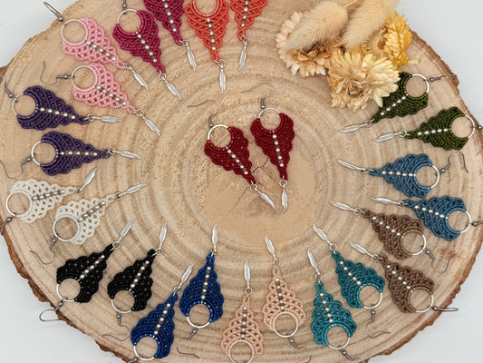 Einzigartiger Makramee Ohrhaenger Ohrring Claire mit Feder (1 Paar)