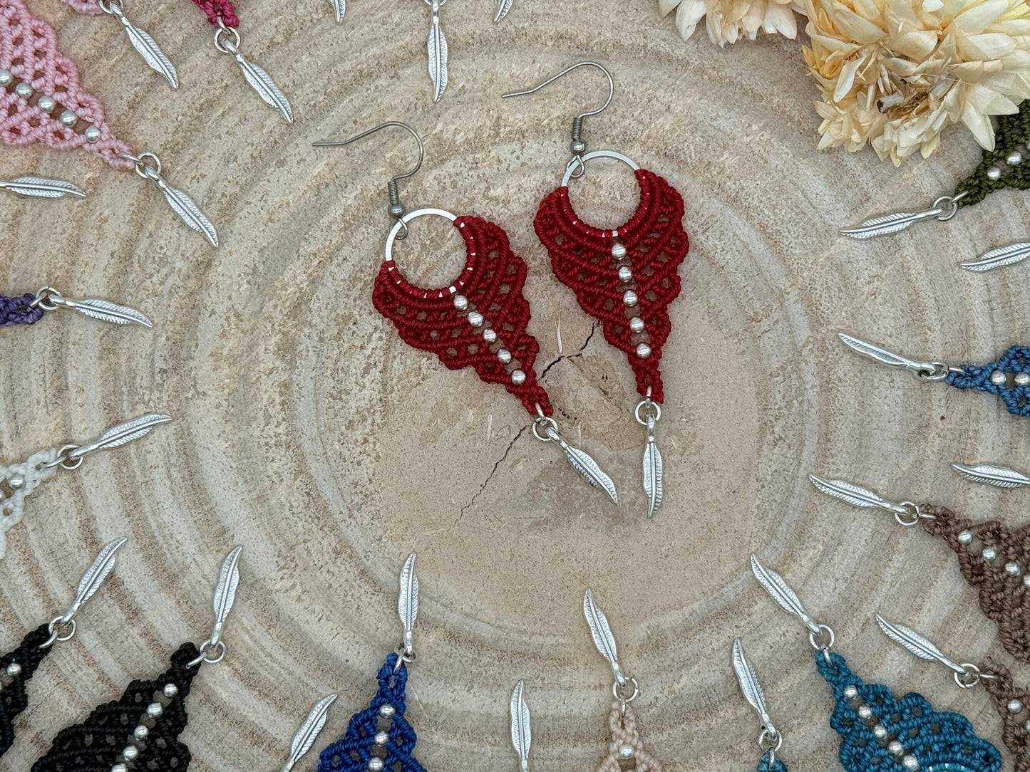 Einzigartiger Makramee Ohrhaenger Ohrring Claire mit Feder (1 Paar)