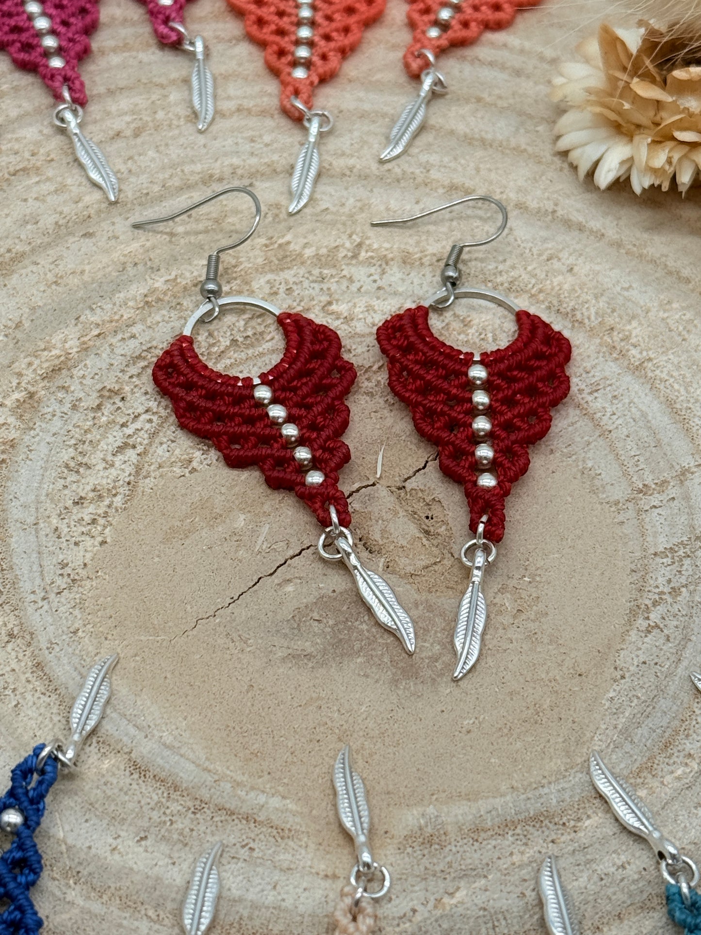 Einzigartiger Makramee Ohrhaenger Ohrring Claire mit Feder (1 Paar)