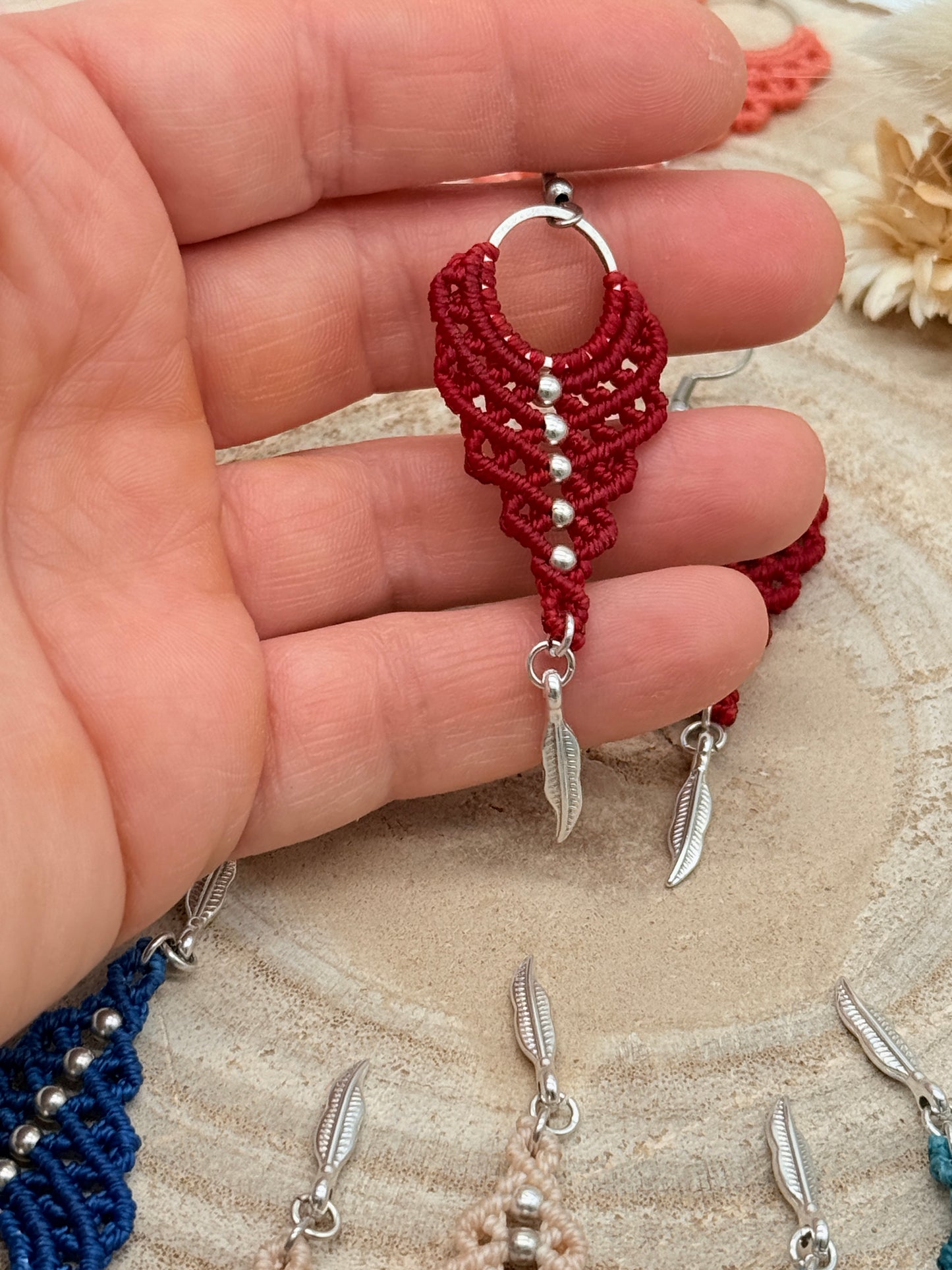 Einzigartiger Makramee Ohrhaenger Ohrring Claire mit Feder (1 Paar)