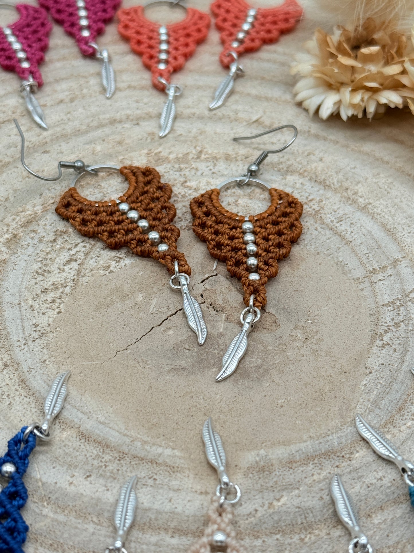 Einzigartiger Makramee Ohrhaenger Ohrring Claire mit Feder (1 Paar)