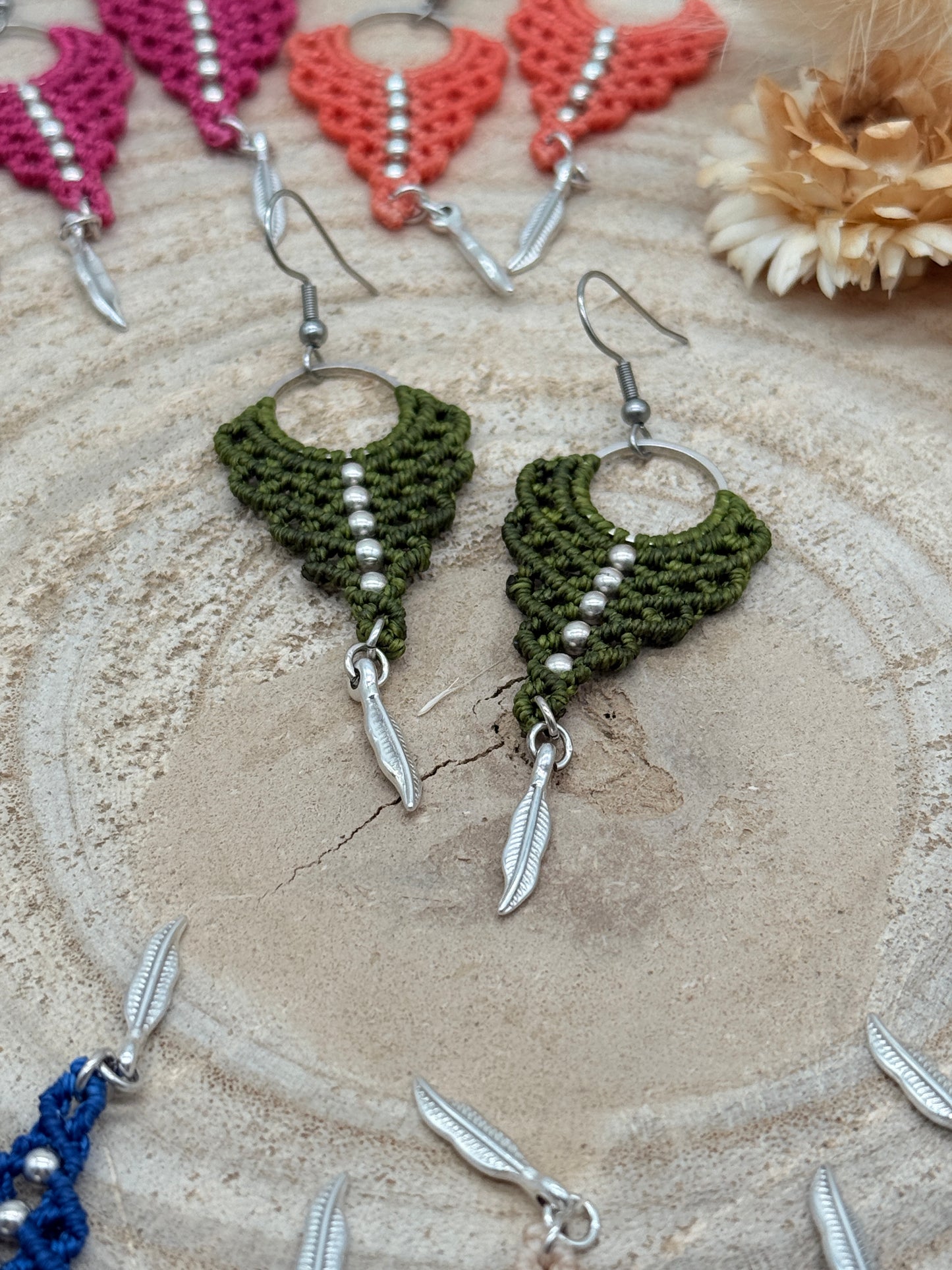 Einzigartiger Makramee Ohrhaenger Ohrring Claire mit Feder (1 Paar)