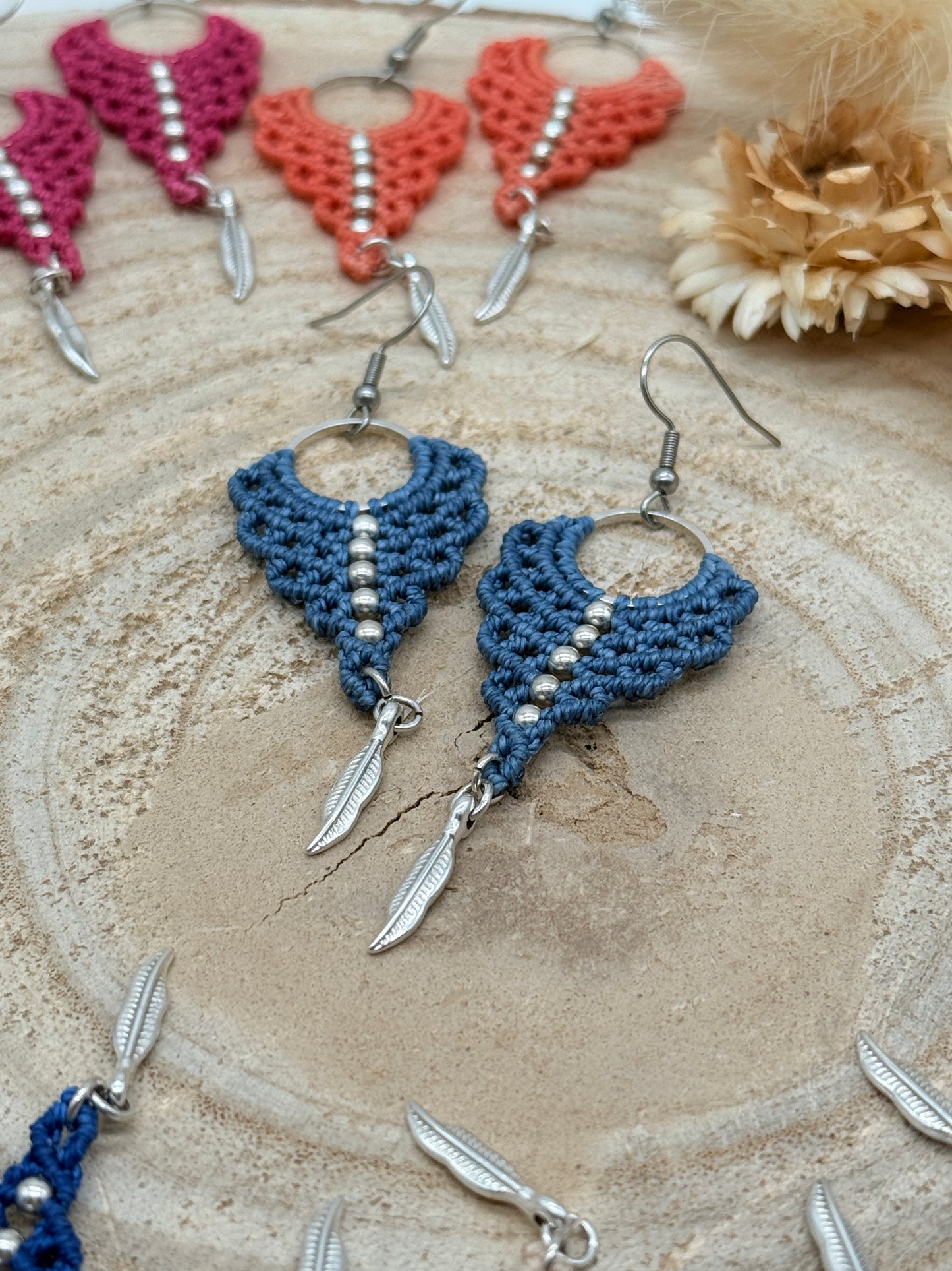 Einzigartiger Makramee Ohrhaenger Ohrring Claire mit Feder (1 Paar)