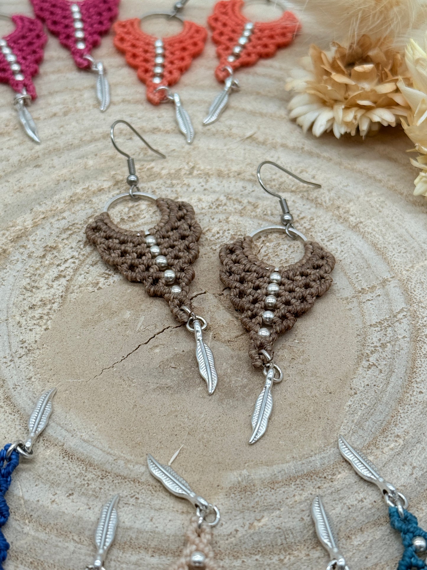Einzigartiger Makramee Ohrhaenger Ohrring Claire mit Feder (1 Paar)
