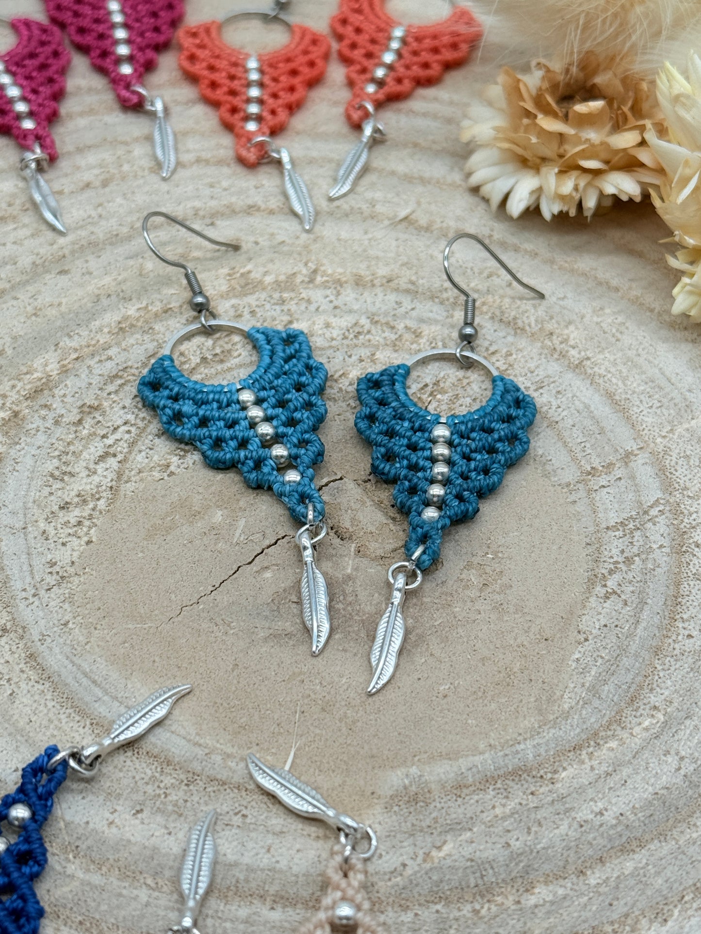 Einzigartiger Makramee Ohrhaenger Ohrring Claire mit Feder (1 Paar)