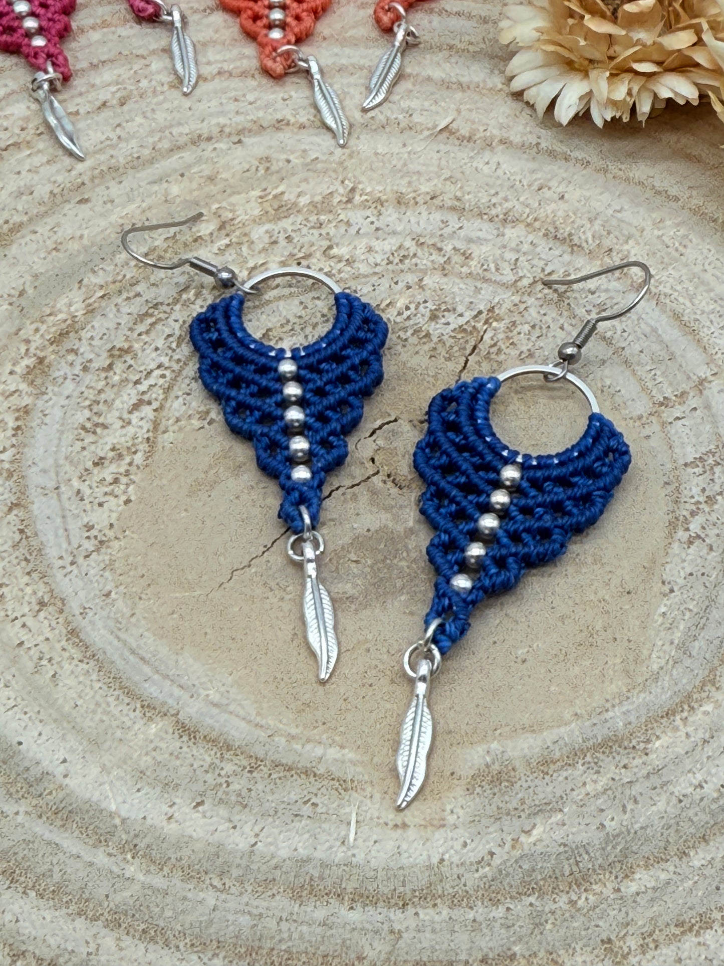 Einzigartiger Makramee Ohrhaenger Ohrring Claire mit Feder (1 Paar)