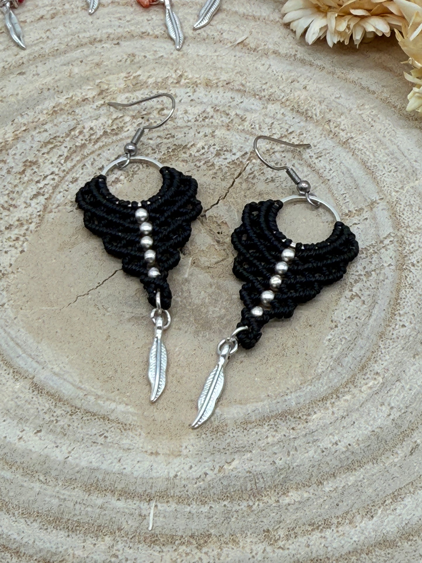 Einzigartiger Makramee Ohrhaenger Ohrring Claire mit Feder (1 Paar)