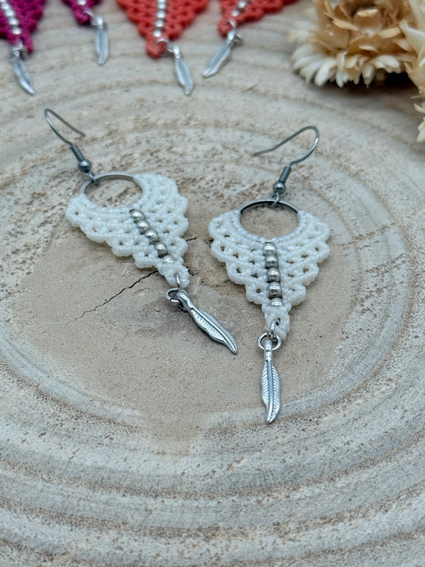 Einzigartiger Makramee Ohrhaenger Ohrring Claire mit Feder (1 Paar)