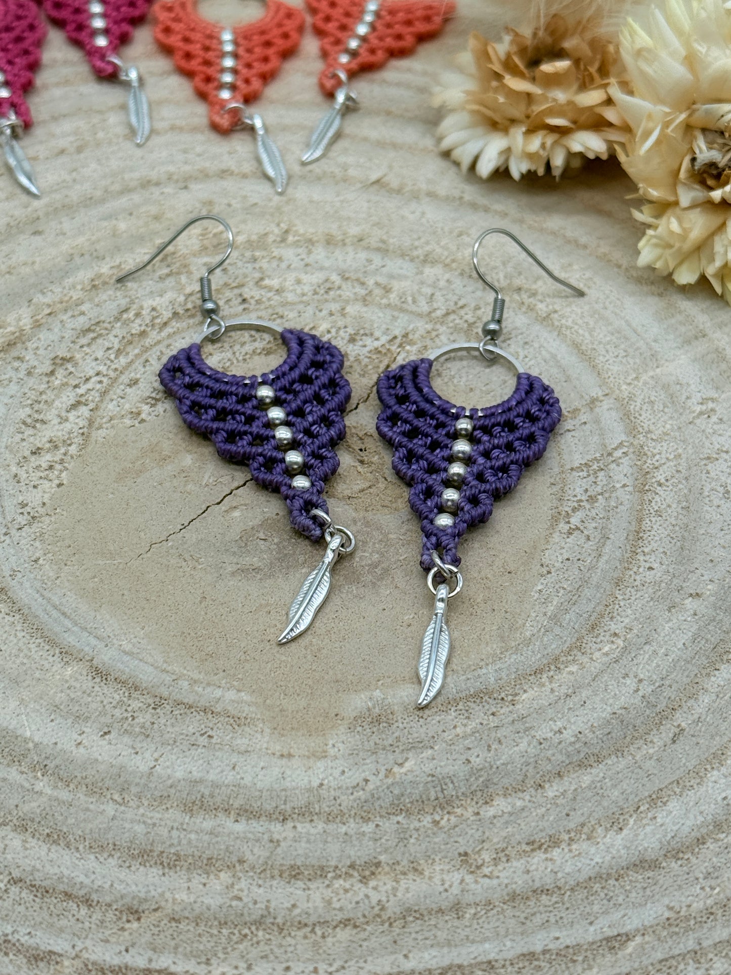 Einzigartiger Makramee Ohrhaenger Ohrring Claire mit Feder (1 Paar)