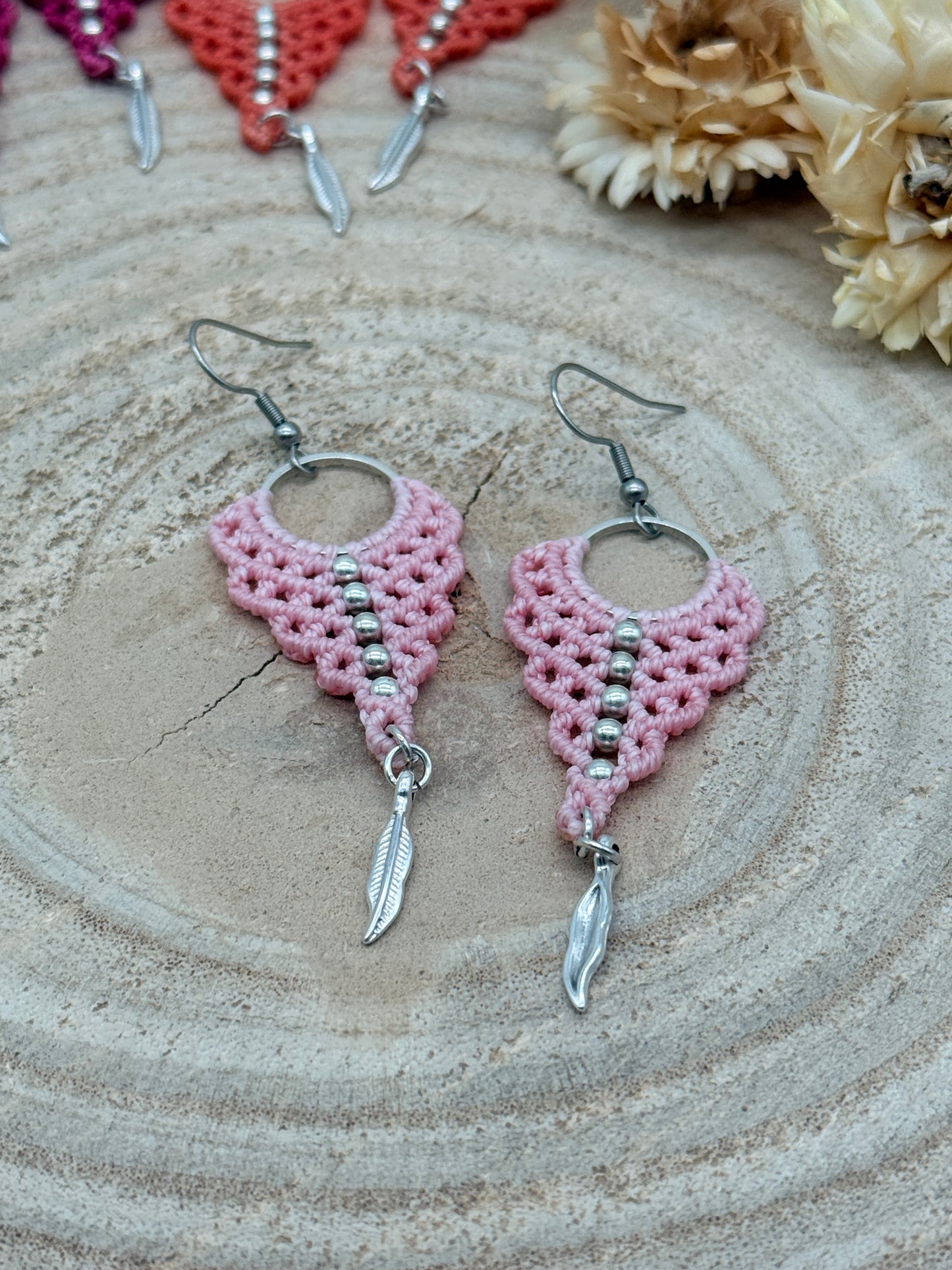 Einzigartiger Makramee Ohrhaenger Ohrring Claire mit Feder (1 Paar)