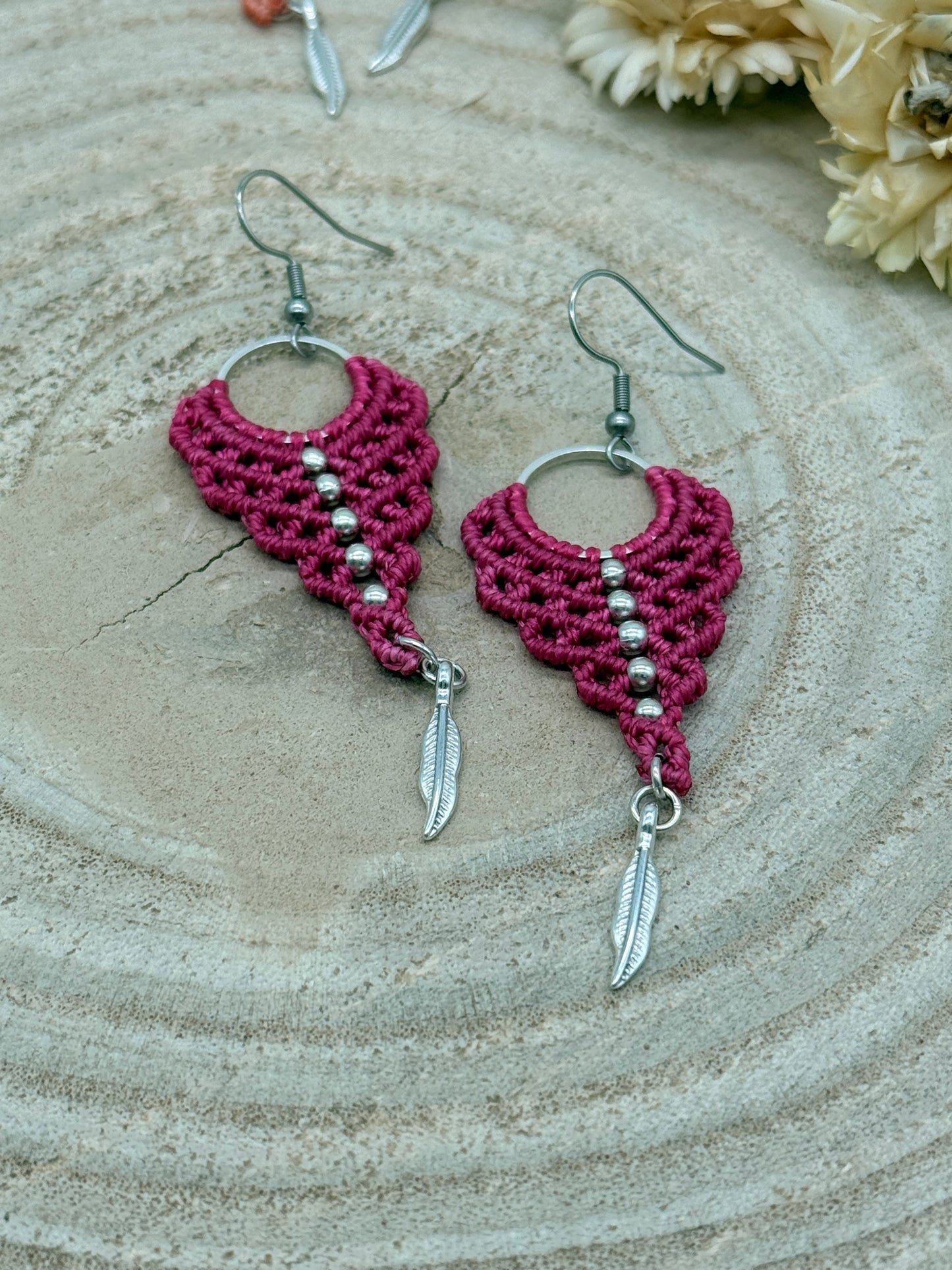 Einzigartiger Makramee Ohrhaenger Ohrring Claire mit Feder (1 Paar)