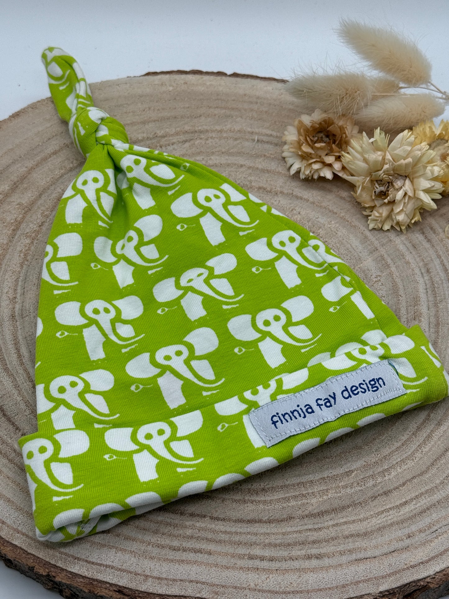 Babymütze mit Knoten – Grün mit Elefanten
