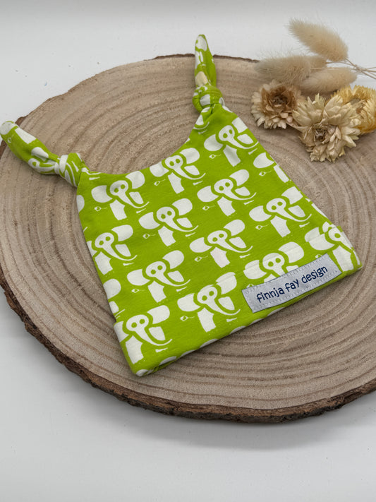 Babymütze mit Knoten – Grün mit Elefanten