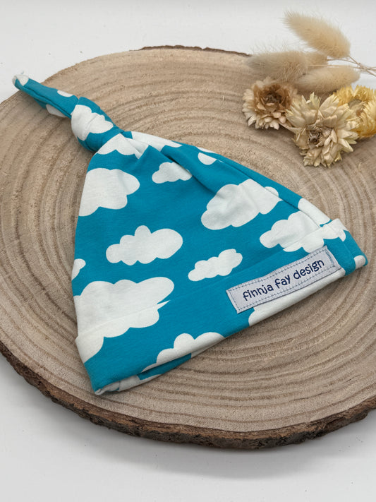 Babymütze mit Knoten – blau mit Wolken Motive