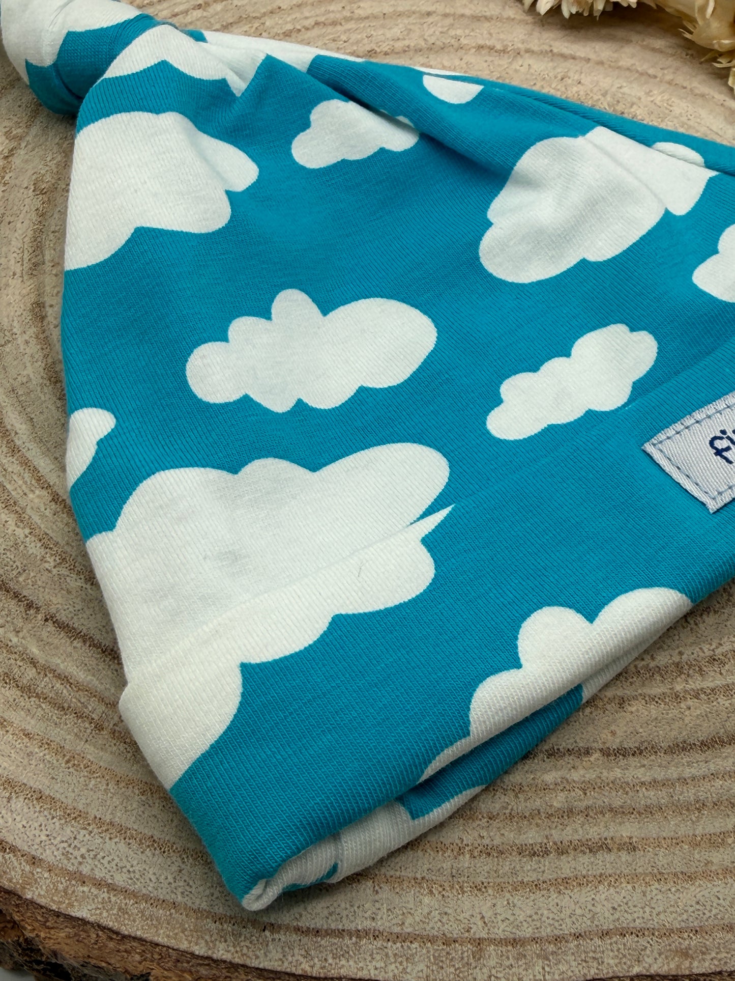 Babymütze mit Knoten – blau mit Wolken Motive