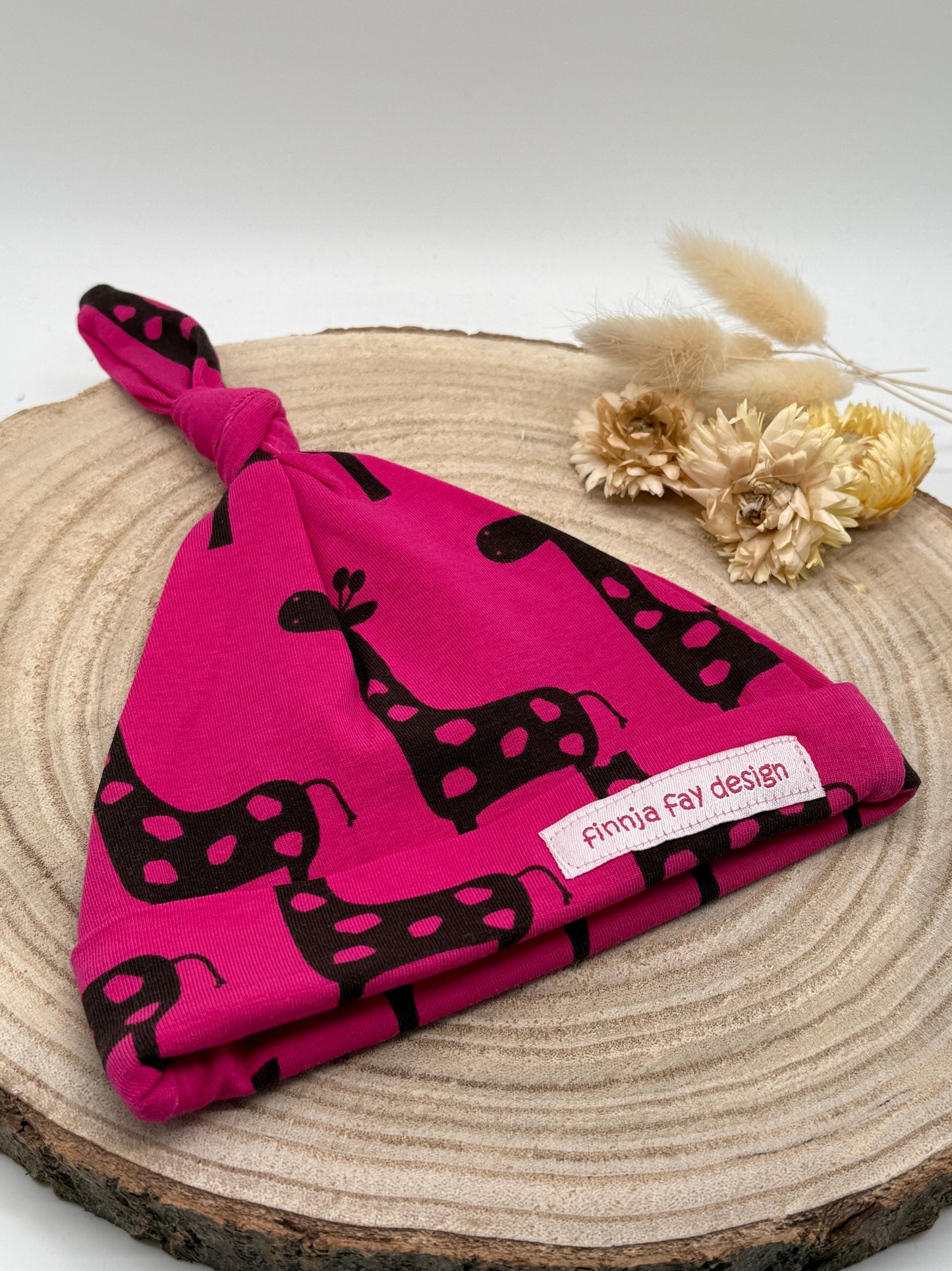 Babymütze mit Knoten – pink mit Giraffen Motive