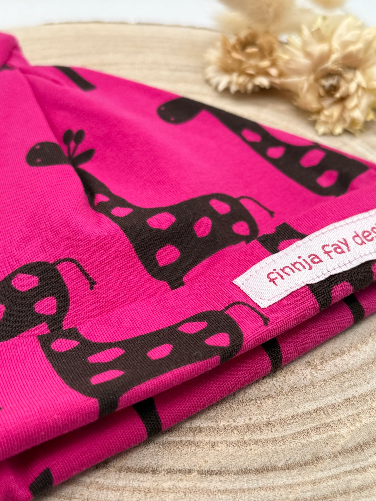 Babymütze mit Knoten – pink mit Giraffen Motive