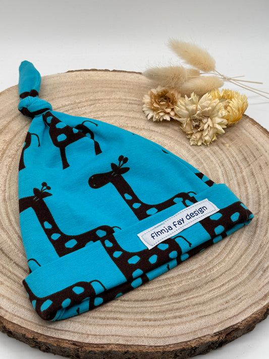 Babymütze mit Knoten – blau mit Giraffen Motiven