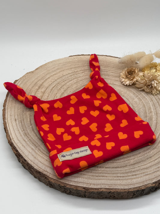 Babymütze mit Knoten – rot mit Herz Motiven Gr. 56