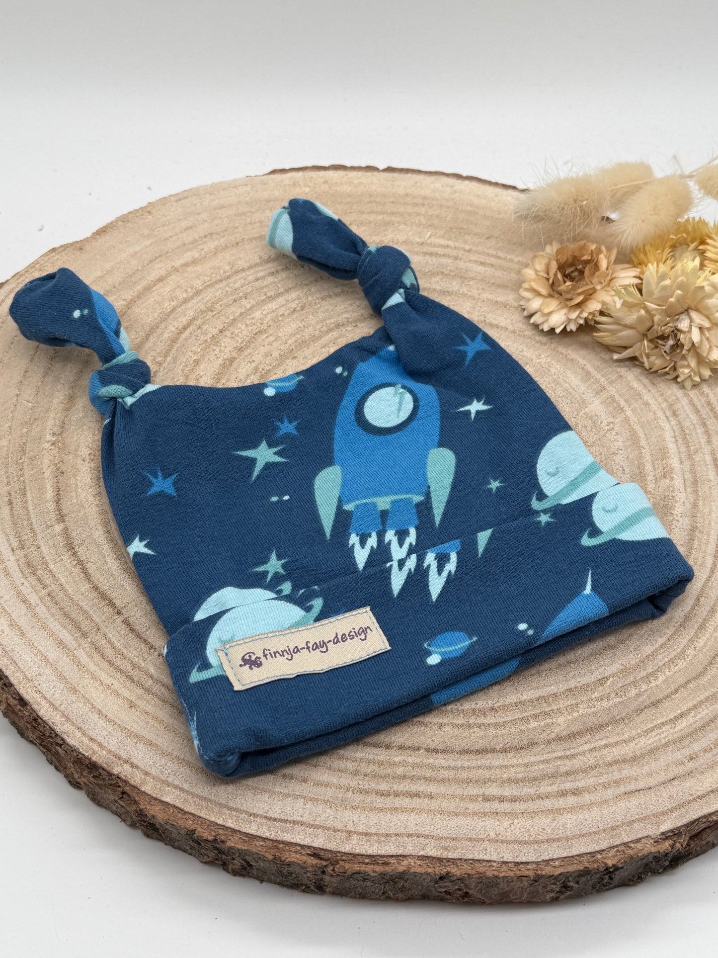 Babymütze mit Knoten – blau mit Raumschiff Motiv Gr. 56
