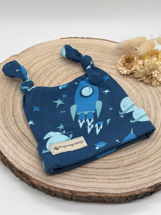 Babymütze mit Knoten – blau mit Raumschiff Motiv Gr. 56