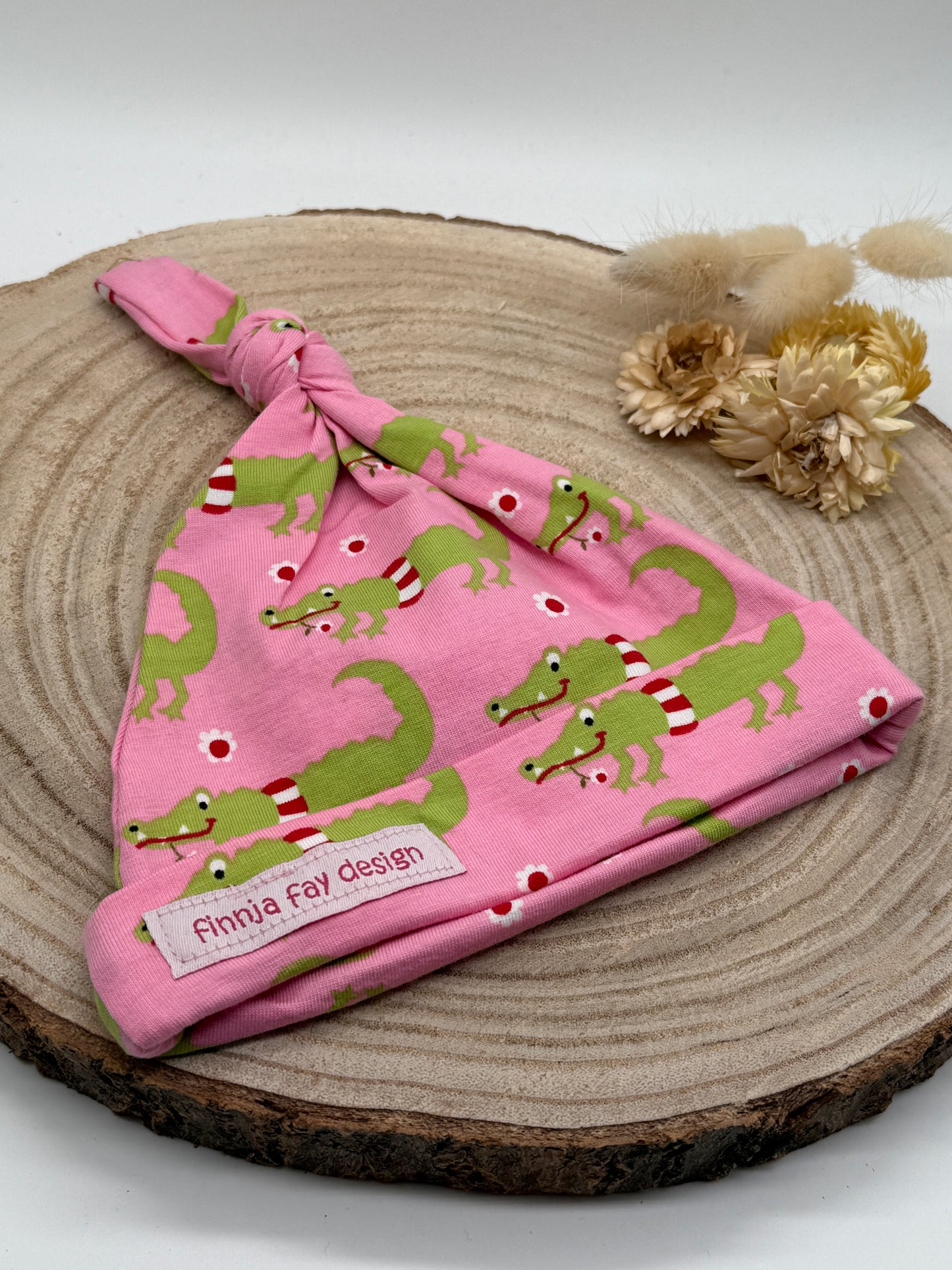 Babymütze mit Knoten – rosa mit Krokodil Motiven Gr. 62/68