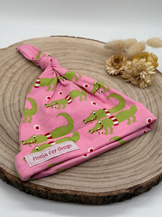 Babymütze mit Knoten – rosa mit Krokodil Motiven Gr. 62/68