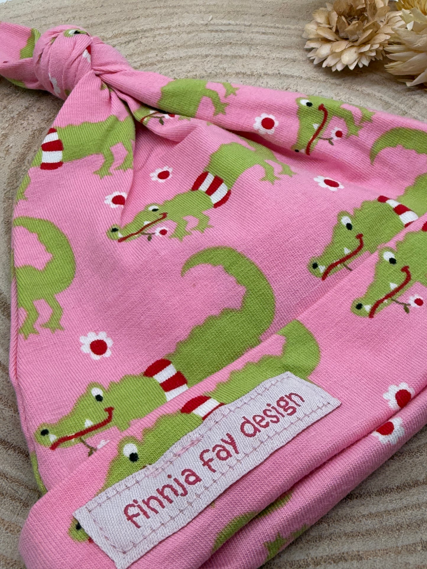 Babymütze mit Knoten – rosa mit Krokodil Motiven Gr. 62/68