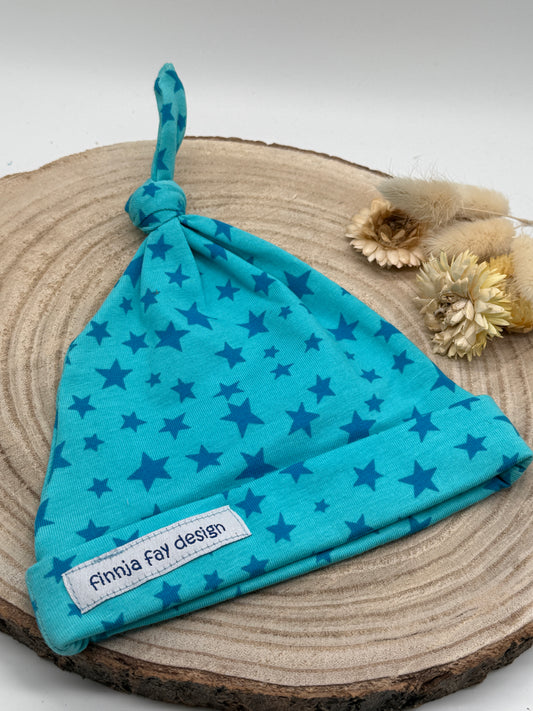 Babymütze mit Knoten – blau mit Stern Motiven Gr. 62/68