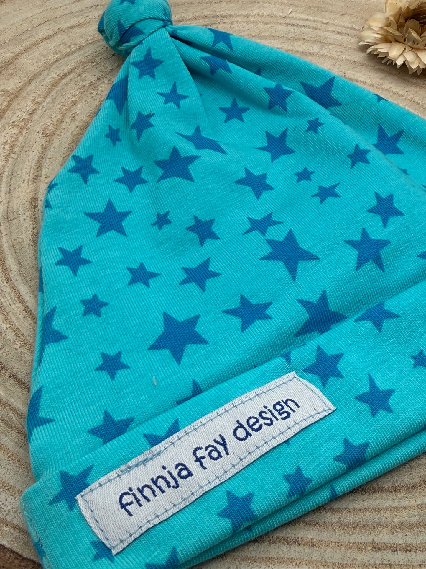 Babymütze mit Knoten – blau mit Stern Motiven Gr. 62/68