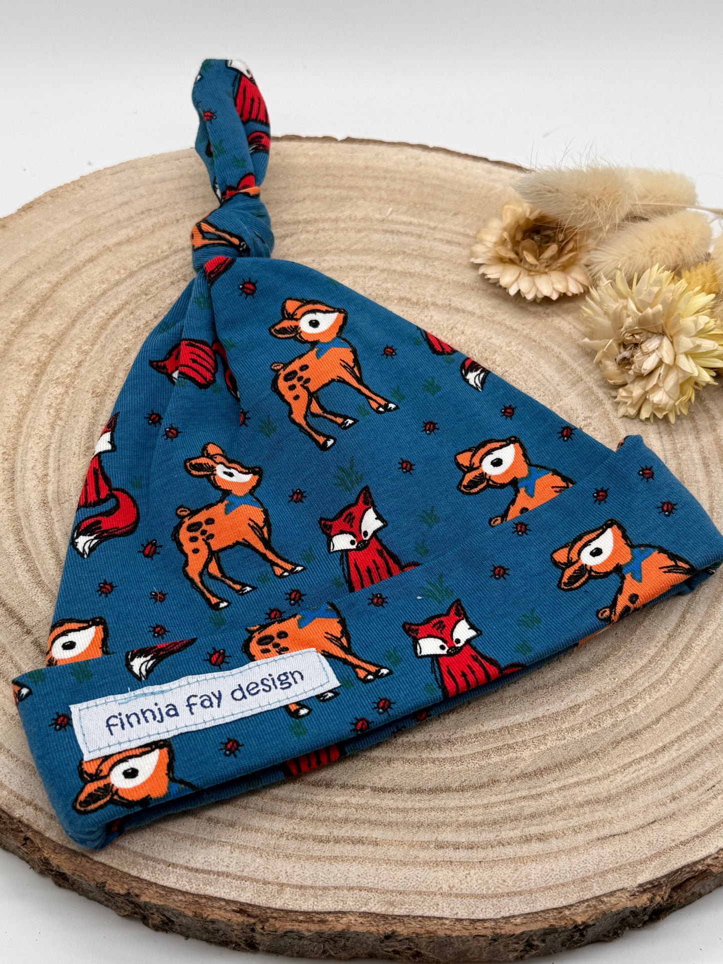 Babymütze mit Knoten – blau mit Reh und Fuchs Motiven Gr. 62/68