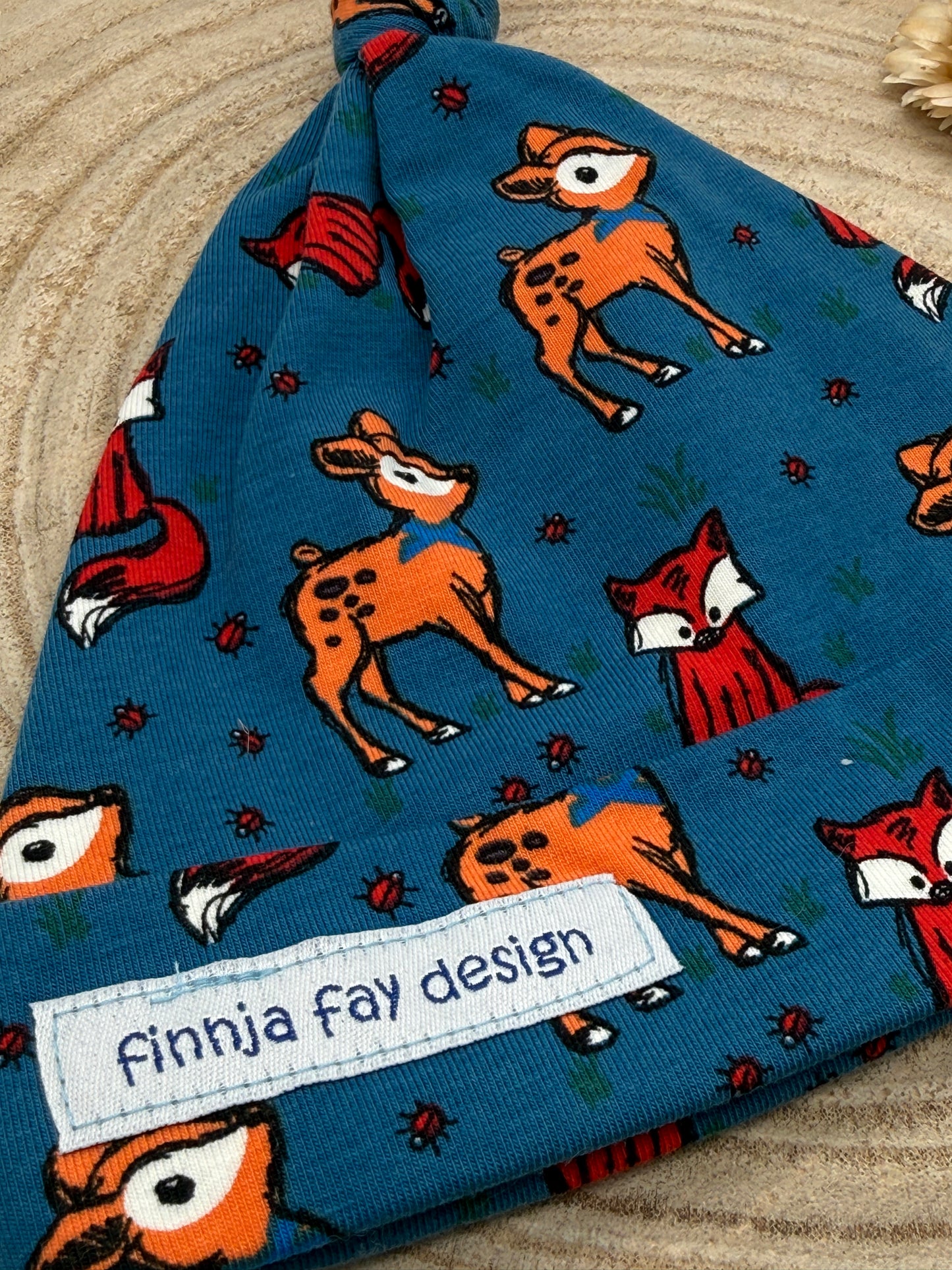 Babymütze mit Knoten – blau mit Reh und Fuchs Motiven Gr. 62/68