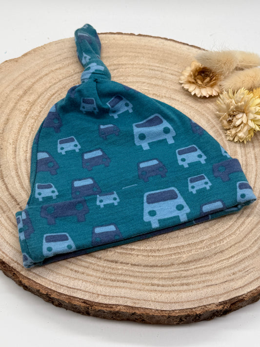 Babymütze mit Knoten – blau mit Auto Motiven Gr. 62/68