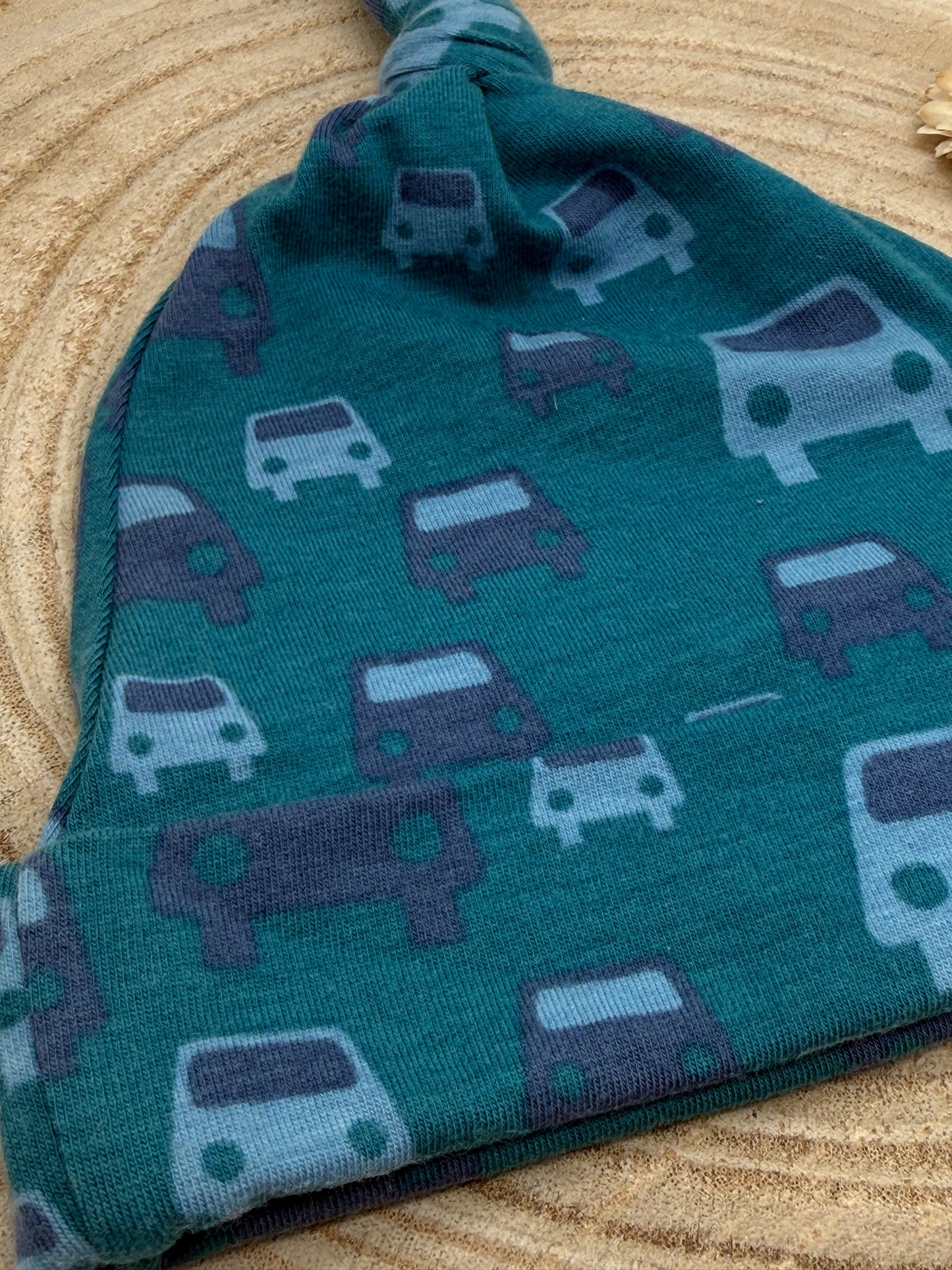 Babymütze mit Knoten – blau mit Auto Motiven Gr. 62/68