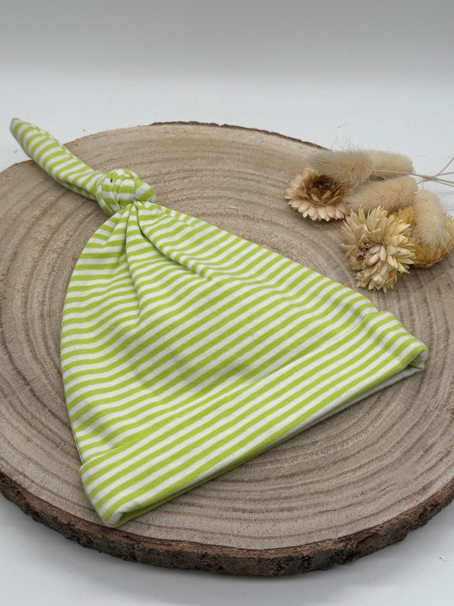 Babymütze mit Knoten – grün-weißen mit Streifen Motiv Gr. 62/68