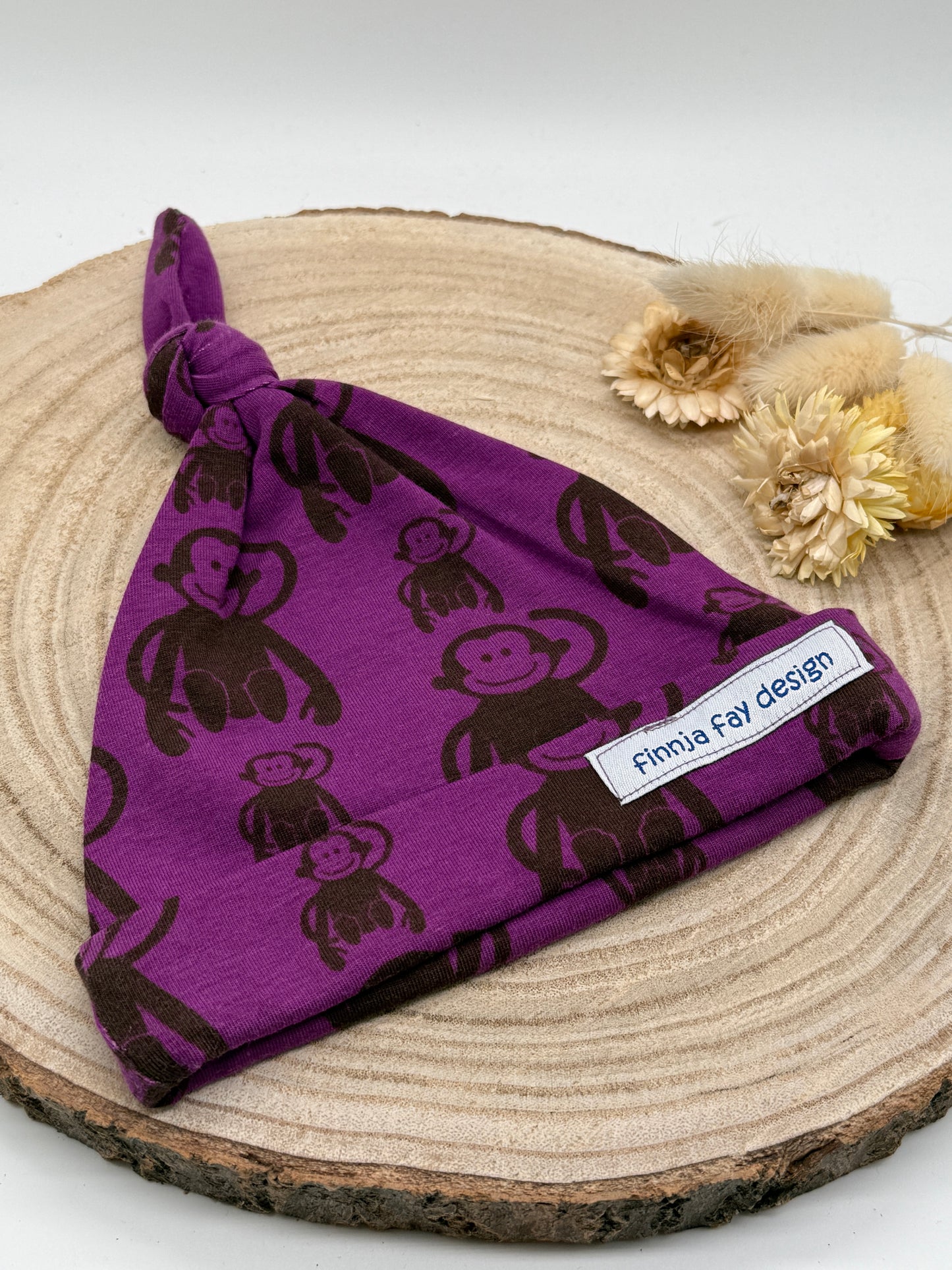 Babymütze mit Knoten – lila mit Affen Motiven Gr. 62/68