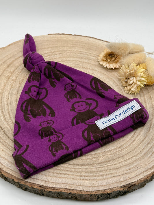 Babymütze mit Knoten – lila mit Affen Motiven Gr. 62/68