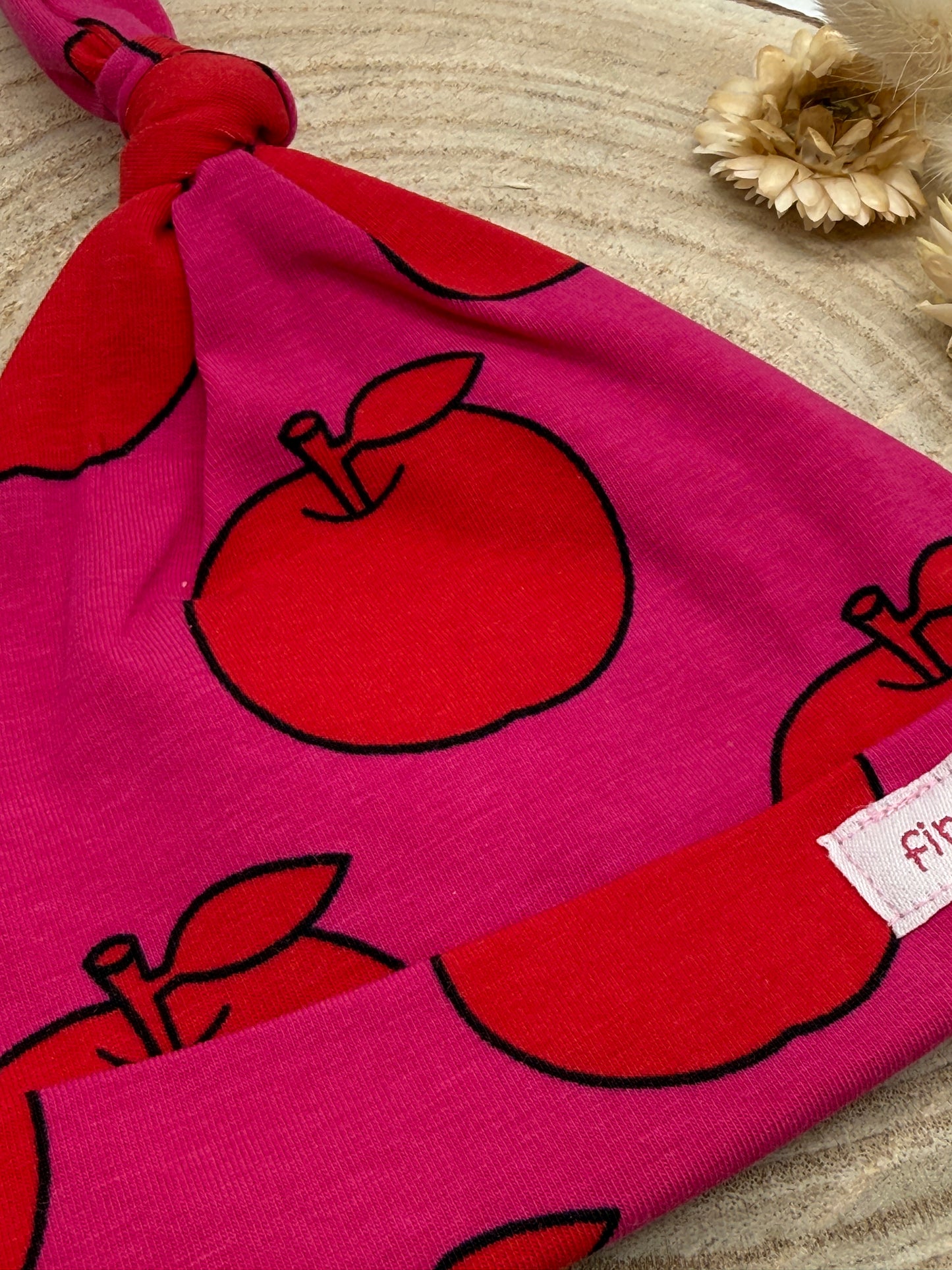 Babymütze mit Knoten – rosa mit Apfel Motiven Gr. 62/68