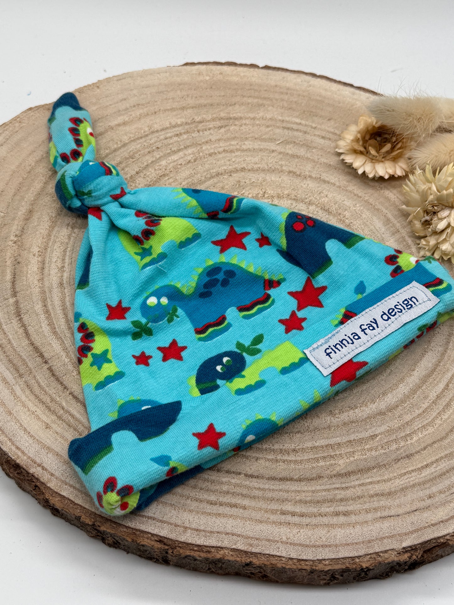 Babymütze mit Knoten – blau mit Dino Motiven Gr. 62/68
