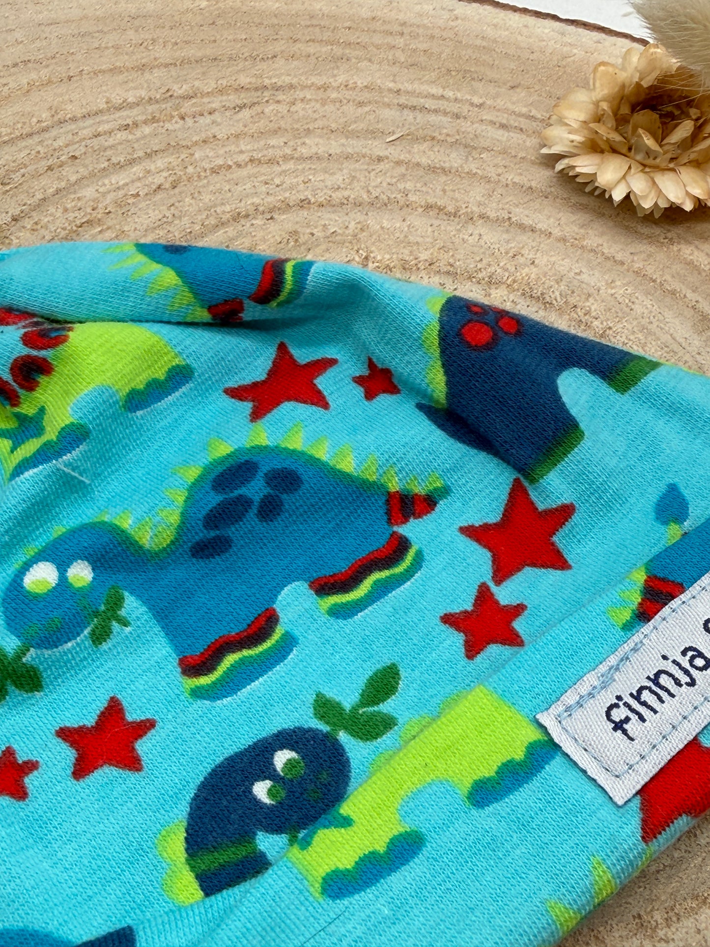 Babymütze mit Knoten – blau mit Dino Motiven Gr. 62/68