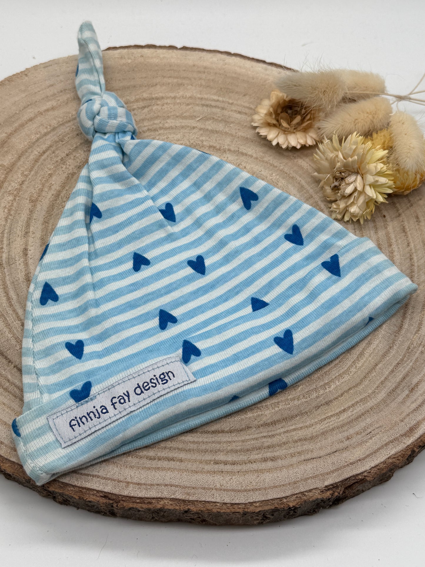 Babymütze mit Knoten – blau mit Herz Motiv Gr. 62/68