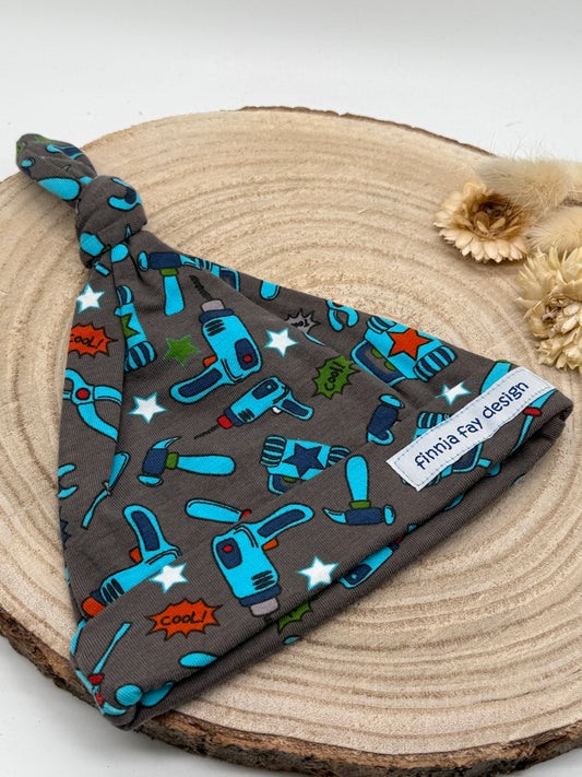 Babymütze mit Knoten – grau mit Werkzeug Motiven Gr. 62/68