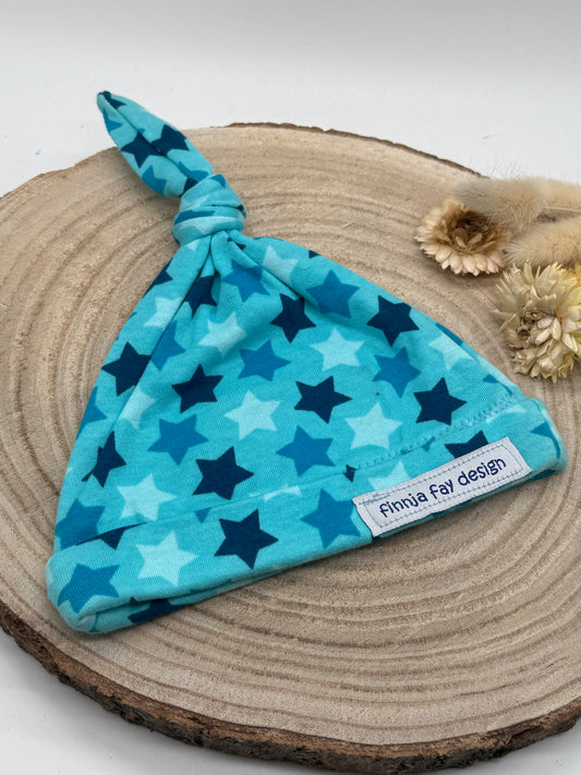 Babymütze mit Knoten – blau mit Sternen Motiv Gr. 62/68